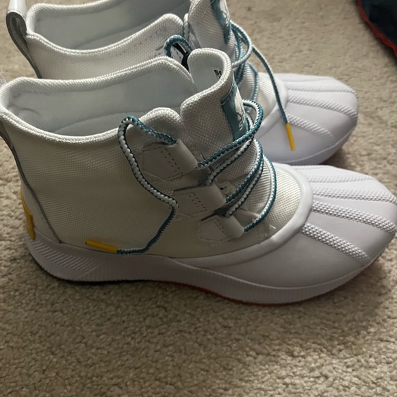 NWT Sorel Women's Out 'N About III Classic Waterproof Boot - White, Cyber Yellow - Picture 9 of 13